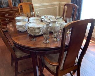 Broyhill dining table set, 2 leaves, 8 chairs