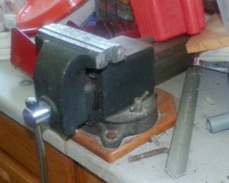 BENCH VISE