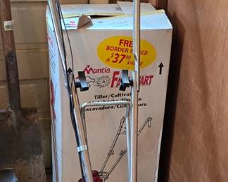 MANTIS GARDEN TILLER. LIKE NEW!