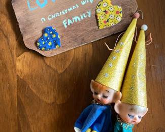 Retro KneeHugging Elves Plus Plaque