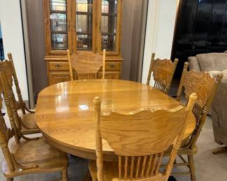 oak dining table/chairs/hutch