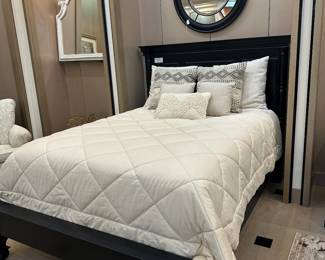 Beautiful queen bed, and mattress/box.