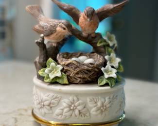 2008 Sparrows Club porcelain wind-up music box, plays "Amazing Grace".