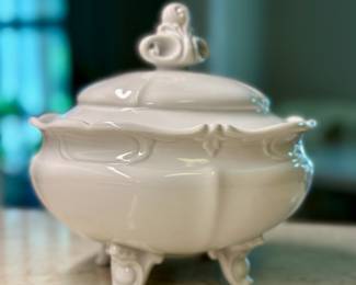 White porcelain lidded German tureen.