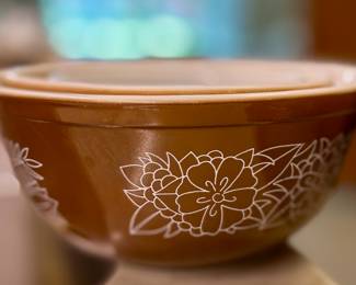 Vintage Pyrex brown and white bowls.