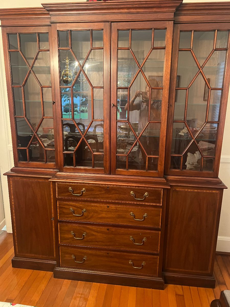 Virginia Galleries Breakfront - Ecelkent Condition