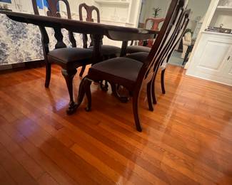 Virginia Galleries dining room table +3 leafs not pictured