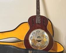Vintage Johnson Triolian Resonator Guitar 

With hard sided case. Appears to be in good/used condition

JR-550-FEN