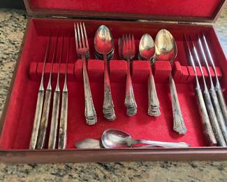 Service for 8 silverware