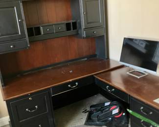 Large corner desk w hutch