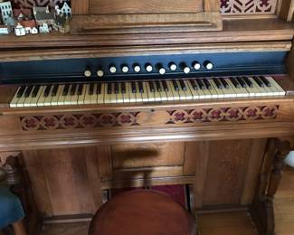 Antique pump organ…it works, but it gives you a work out🤪