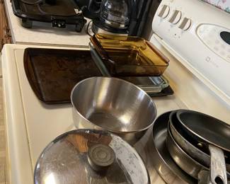 Small kitchen appliances, cookware pieces