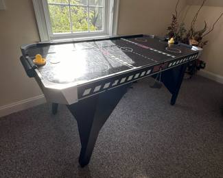 Air hockey table