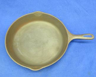 Lot 497. Unmarked Wagner 11 3/4" cast iron skillet