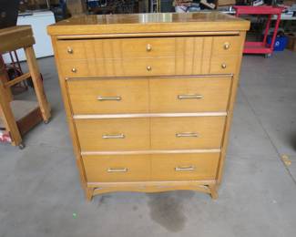 Lot 101. 36" x 19" x 44" dresser&nbsp;in VGC