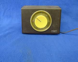 Lot 128. Before cable, smart phones, and the internet there were antennas for TVs. Vintage antenna rotator.