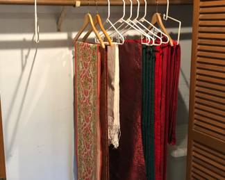 Runners & tablecloths, baskets