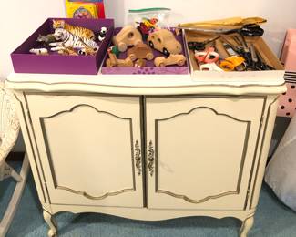 Thomasville French Provincial 2-door cabinet (32"W, 19.5"D, 29"H)