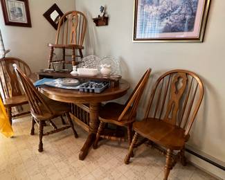 Cochrane Furniture SOLID OAK dining table with S I X matching chairs. MADE in USA. Table has 3 leaves. Mint condition!
