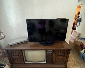 Tv/stereo/turntable console.  Works! 