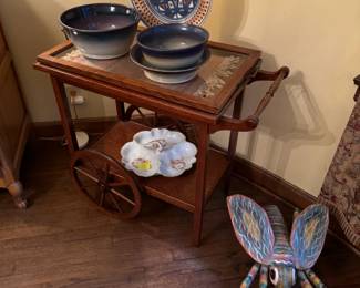 Beautiful antique tiger oak tea cart, with lifting glass lid for display/service, 32x18x29"