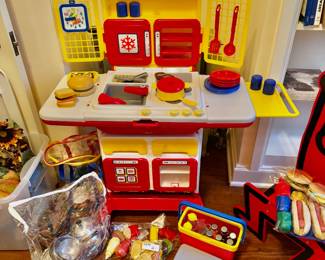 Vintage child size play grill by Grazioli Giochi, tons of toy food, play kitchen stuff. Look at that adorable vintage cooler! 