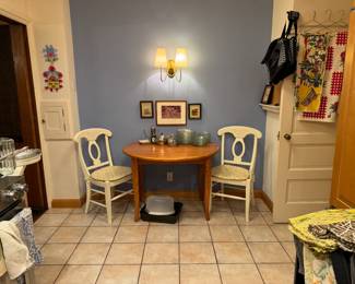 Kitchen pine, drop-leaf round table, 41x30"