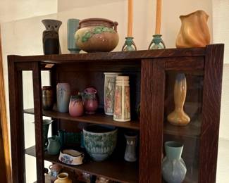 OUTSTANDING POTTERY COLLECTION
ROSEVILLE Baneda, Fuschia, Mostique, Clematis, Gardenia, Wincraft, Bleeding Heart, Rosecraft, Bittersweet, Florane, Bushberry, Apple Blossom, Zephyr Lily, Velmoss. Several pieces of Rookwood and&nbsp;Weller as well.