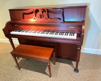 Well-Maintained Yamaha M500 Console Piano	