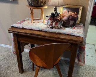 Vintage oak table, top opens up and swivel to support the full length top