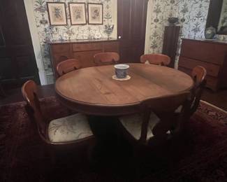 Dining table with 5 leaves 
