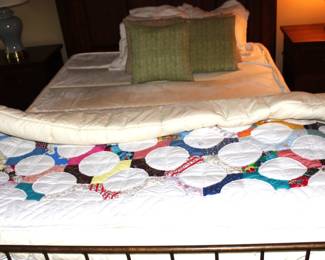 Only the bedding and lamps are for sale in this picture. Not the bed or night chests.