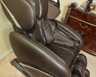 like-new Cozzia EC-670 message chair