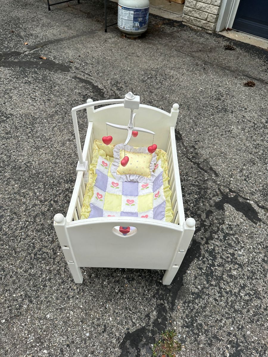 American Girl Bitty Baby Crib and bedding