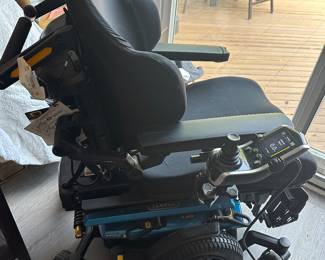 Power Wheelchair with power lift