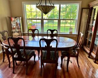 Mahogany dining room table with 6 chairs 