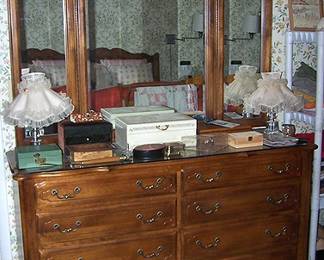 Ethan Allen dresser w / mirror, jewelry boxes
