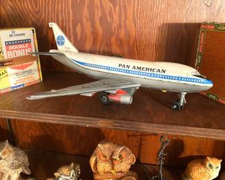 VINTAGE PAM AM BOING 747 PLANE.