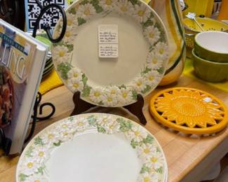 Metlox Poopytrail "Daisy", four dinner plates