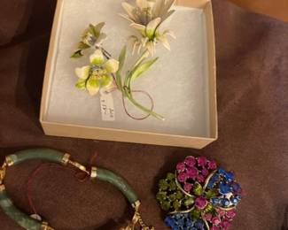 Three piece Lisner set, jeweled brooch, jade bracelet