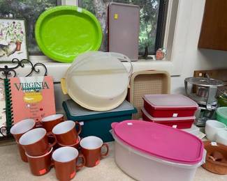 Tupperware and pyrex cups. Other Pyrex available
