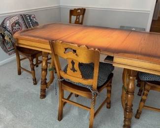 Vintage 1920's dining table with 2 leaves