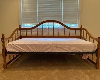 Jenny Lind Or Country Style Maple Day Bed