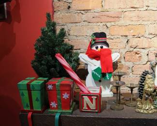 More assorted Christmas decor