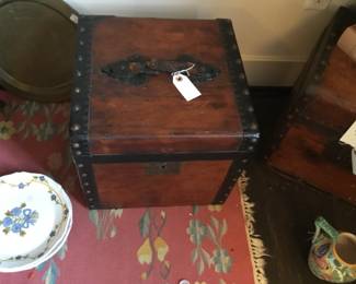 Small traveling trunk