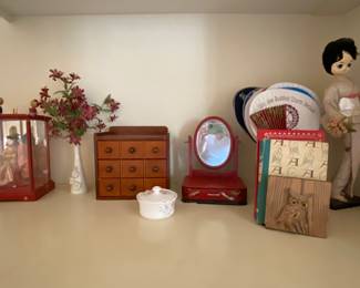 Miniature furniture and dolls 