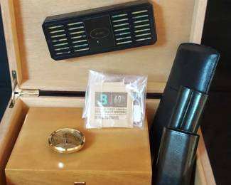  09 Gentlemens Humidor And Accessories 