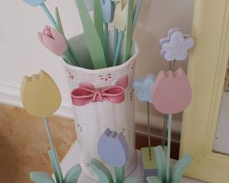Tulip vase w/wood tulips