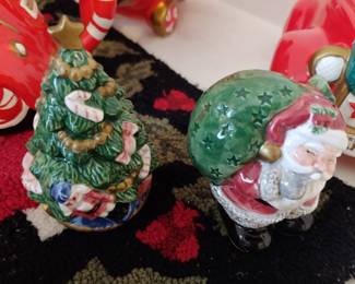 Fitz & Floyd: Salt/pepper Santa w/bag & tree 1992