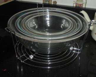 4 graduating clear Pyrex bowl set in wire holder